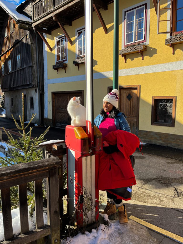 Kiki from RooKiExplorers and a white cat in Hallstatt.