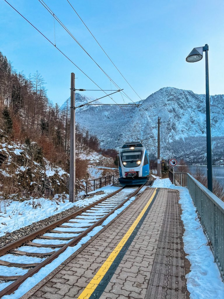 A train arriving in the hallstatt train station.