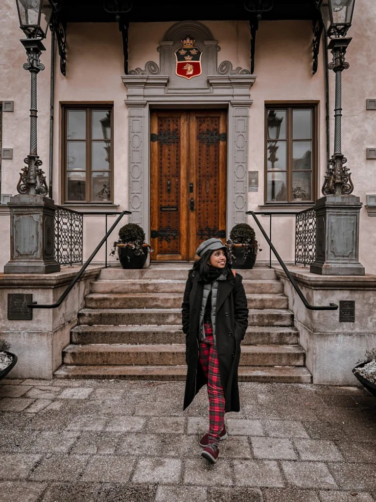 Kiki from RooKiExplorers posing in front of a building in Stortorget, Malmo.