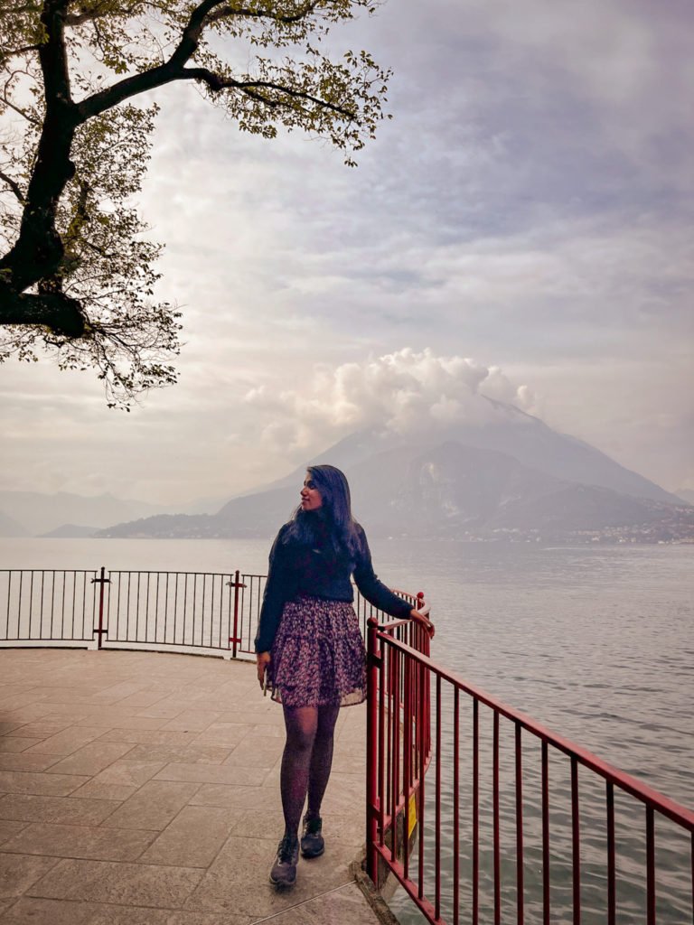 Kiki from RooKiExplorers posing on the walk of lovers in Varenna.