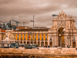A square with a statue and an arch in Lisbon.