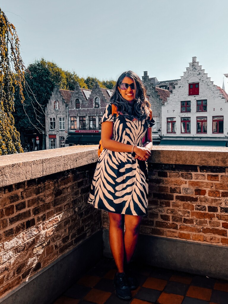 Kiki from RooKiExplorers posing in a balcony in 2be shop in Bruges, Belgium.