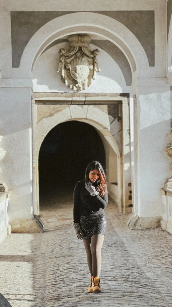 Kiki from RooKiExplorers walking on the cloak bridge in Český Krumlov.